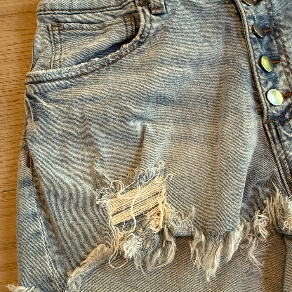 KUT denim Jane high rise distressed button up 3 inch shorts 8 - Picture 4 of 9